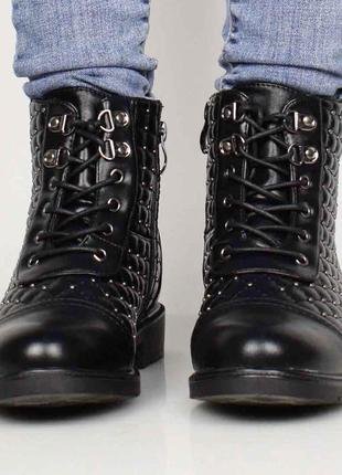 Стильные черные осенние деми ботинки низкий ход короткие на шнурках2 фото