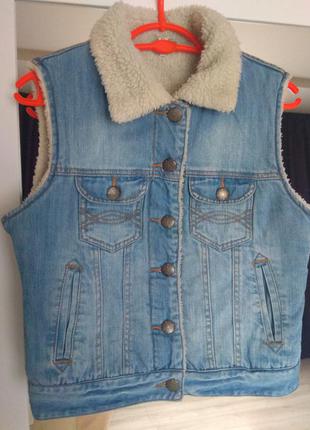 Теплая безрукавка