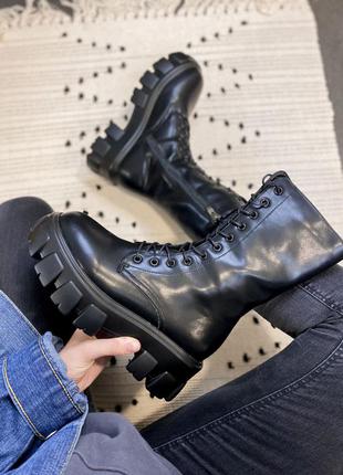 Prada high boot black женские трендовые массивные черные демисезонные ботинки с молнией бренд жіночі чорні неформальні ботінки тренд гранж панк3 фото