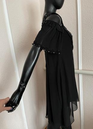 Черное платье с открытыми плечами4 фото
