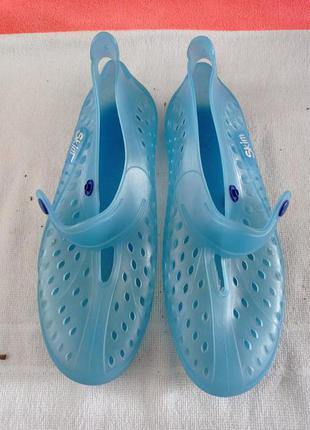 Босоніжки мягесенькі-гумові.