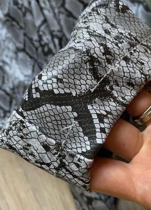 Женские штаны из екокожи анималистический принт питона с замком6 фото
