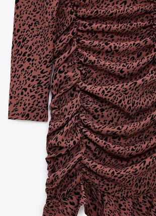 Платье бордовое в анималистичный принт с драпировкой сборкой с квадратным вырезом zara3 фото