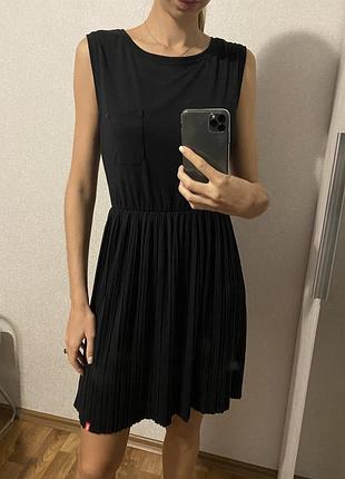 Чорне плаття низ плісе