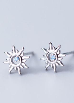 Сережки-гвоздики с маленьким голубым камнем в центре, серебро 925 пробы4 фото