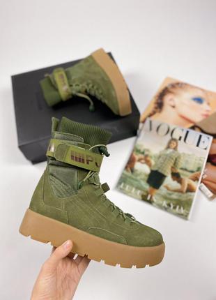 Женские замшевые оливковые зеленые стильные ботинки fenty x puma scuba boot olive модні жіночі замшеві оливкові зелені ботінки8 фото