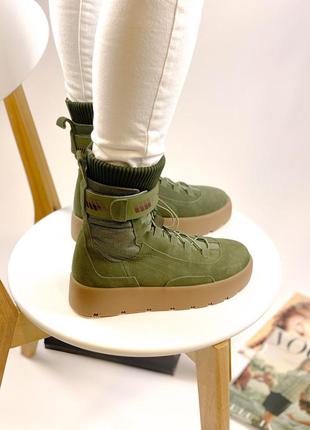 Женские замшевые оливковые зеленые стильные ботинки fenty x puma scuba boot olive модні жіночі замшеві оливкові зелені ботінки4 фото