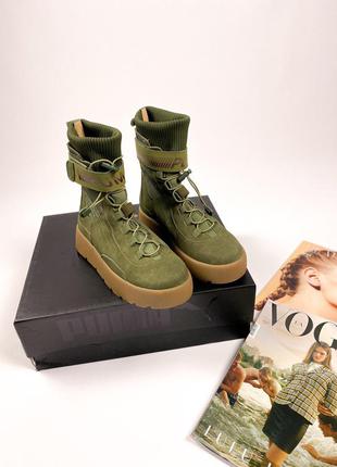 Женские замшевые оливковые зеленые стильные ботинки fenty x puma scuba boot olive модні жіночі замшеві оливкові зелені ботінки