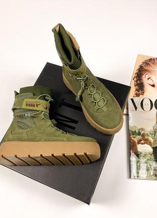 Женские замшевые оливковые зеленые стильные ботинки fenty x puma scuba boot olive модні жіночі замшеві оливкові зелені ботінки2 фото