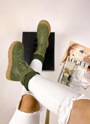 Женские замшевые оливковые зеленые стильные ботинки fenty x puma scuba boot olive модні жіночі замшеві оливкові зелені ботінки7 фото