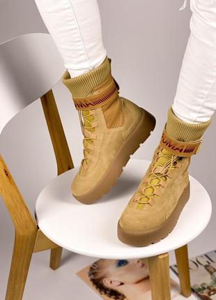 Жіночі замшеві пісочний гірчичні стильні черевики fenty x puma scuba boot desert модні жіночі замшеві бежеві ботінки1 фото