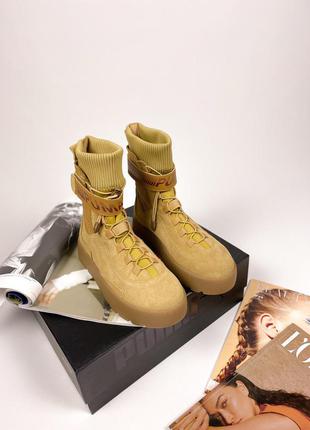 Женские замшевые песочные горчичные стильные ботинки fenty x puma scuba boot desert модні жіночі замшеві бежеві ботінки6 фото