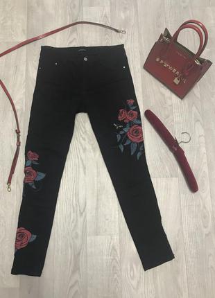 Чёрные джинсы с вышивкой розы
