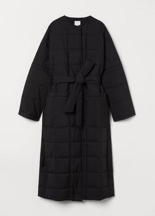 Длинное стеганое пальто из ткани с легким уплотнением5 фото
