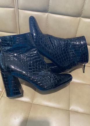 Демисезонные ботинки осенние лаковые на каблуке под крокодила англия1 фото