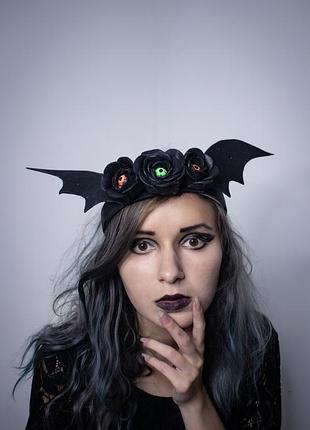 Готическая корона с крыльями летучей мыши