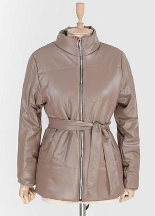 Жіноча коричнева куртка з еко-шкіри з поясом