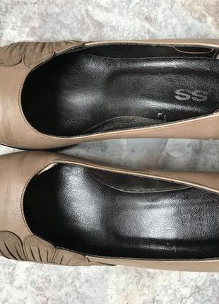 Кожаные туфли в бежевом цвете4 фото