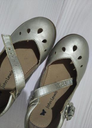 Серебристые туфельки для девочки john lewis8 фото