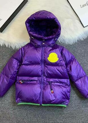 Яркий пуховик moncler