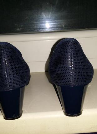 Синие туфли с лазерной обработкой   принт рептилии  на лаковой танкетке платформе  lotus9 фото