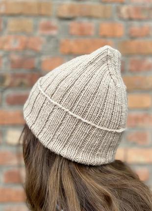 Бежевая шапка зимняя тауп ручная работа