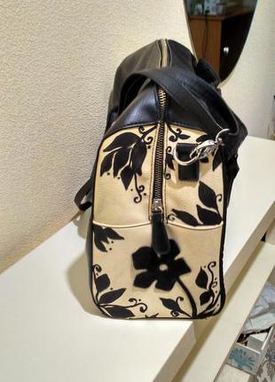 Вместительная сумка прямоугольной формы с перфорацией и ручной росписью3 фото