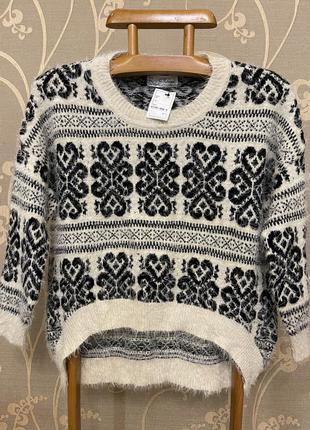 Очень красивый и стильный брендовый вязаный тёплый свитер-оверсайз.