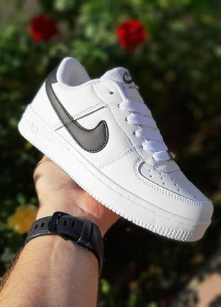 Кроссовки nike air force 1 белые с чёрным3 фото