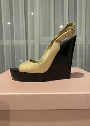 Босоніжки на танкетці walter steiger