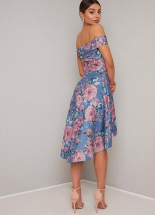 Chi chi london платье ассиметрия голубое розовое в цветочный принт с открытыми плечами4 фото