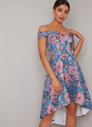 Chi chi london платье ассиметрия голубое розовое в цветочный принт с открытыми плечами2 фото