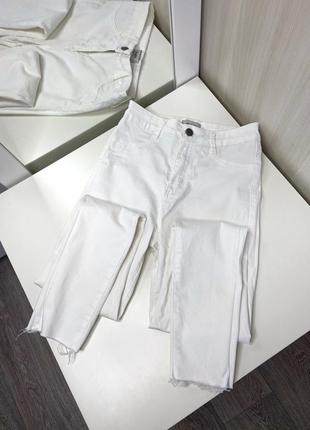 Новые белые джинсы скинни с разрезами на коленках2 фото