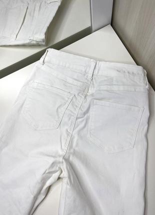 Новые белые джинсы скинни с разрезами на коленках4 фото