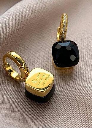 Брендовые серьги с позолотой, чёрный камень