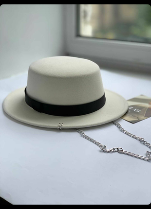Канотьє фетр білий з сріблястим ланцюжком