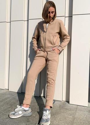 Теплый спортивный костюм/бежевый цвет/бомбер на молнии.