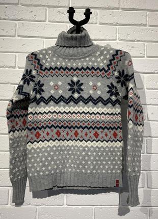 Тёплый вязанный свитер с узором