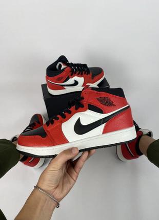 Clikshop женские кроссовки nike air jordan 1 retro красные с черным/белым новинка7 фото