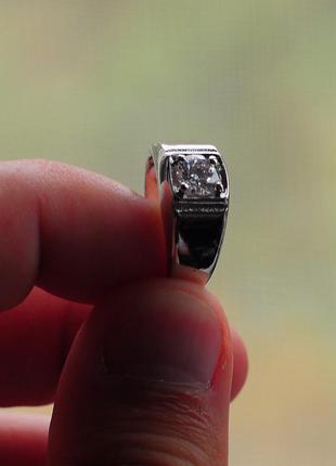Стильний стриманий чоловічий жіночий перстень під срібло з кристальним прозорим каменем кристалом1 фото