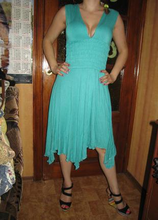 Сукня з декольте