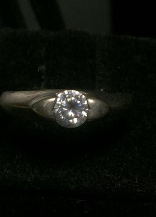 Серебряное колечко с цирконием. размер :16.5