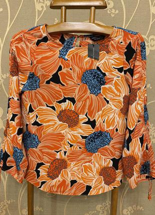 Очень красивая и стильная брендовая блузка в цветах.1 фото