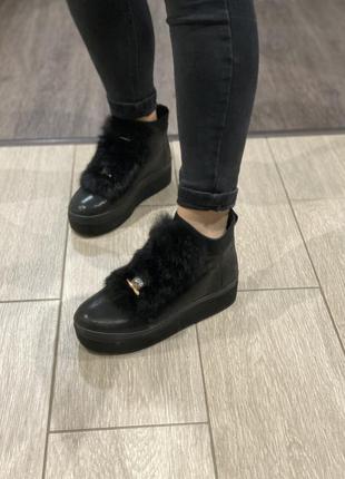 Чорні шкіряні зимові черевики на хутрі