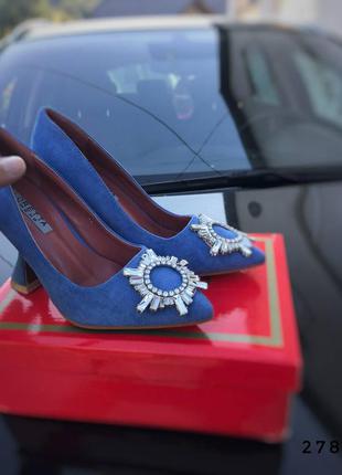 Туфли на каблуке с брошкой, синие, экозамша3 фото