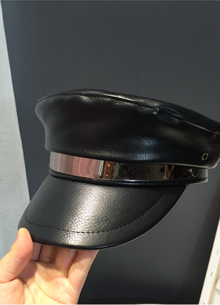 Кепі з екошкіри в чорному кольорі