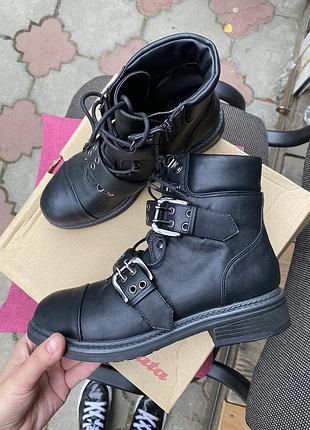 Нові осінні черевики чоботи 36 розмір bata