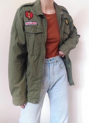 Хакі куртка з нашивками pull&bear милитари куртка zara mango bershka cos h&m