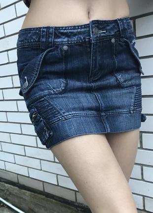 Крутая,брендовая,джинсовая мини-юбка с накладными карманами2 фото