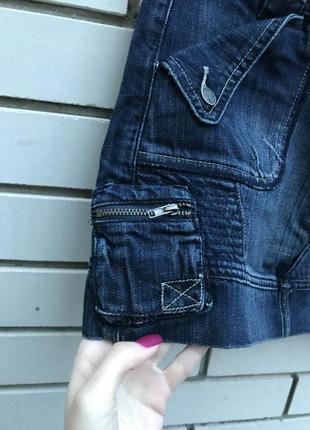 Крутая,брендовая,джинсовая мини-юбка с накладными карманами5 фото